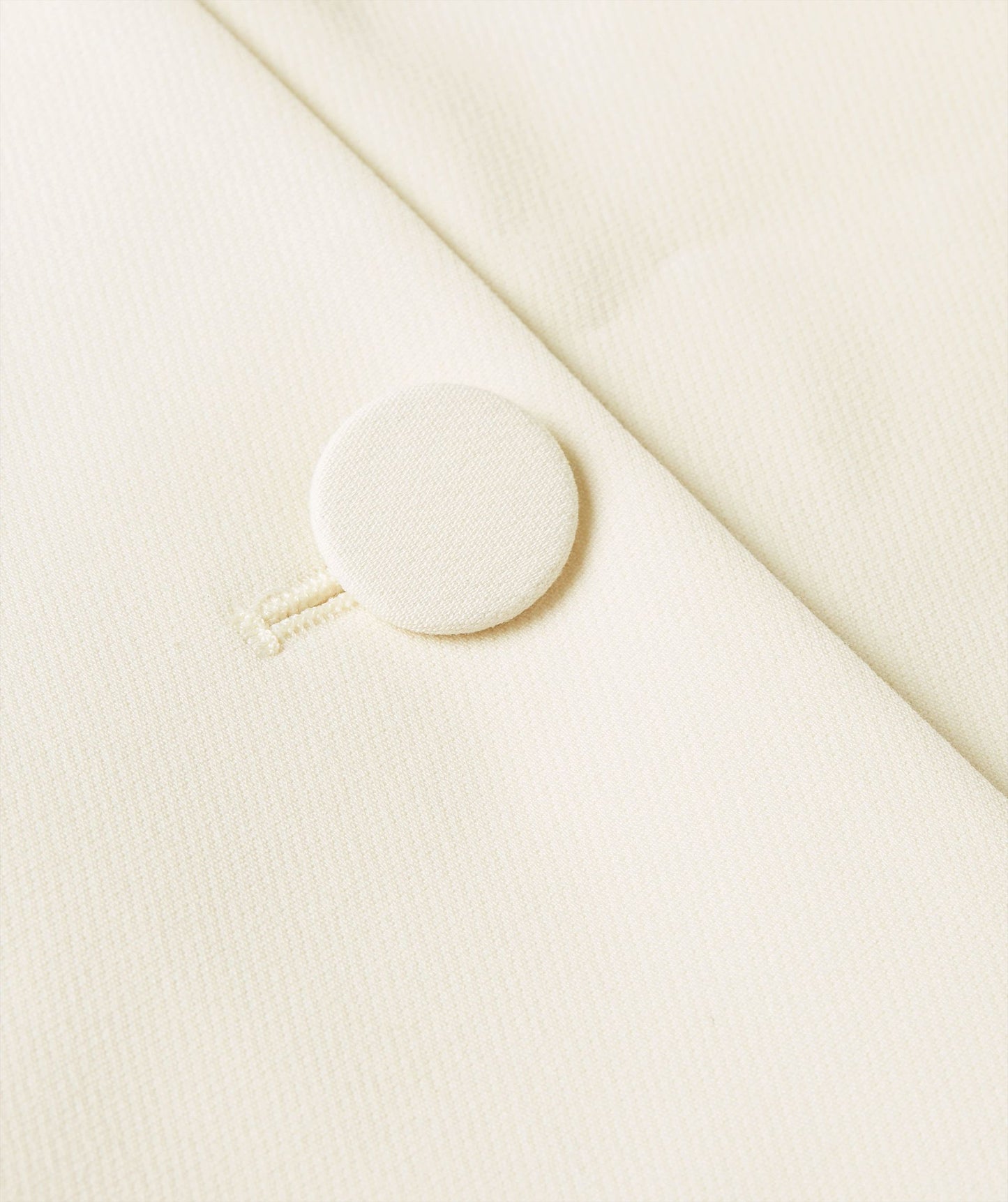 Josh V Dillen – Creme White hochwertiger Damenblazer, Detailansicht des stoffbezogenen Knopfes