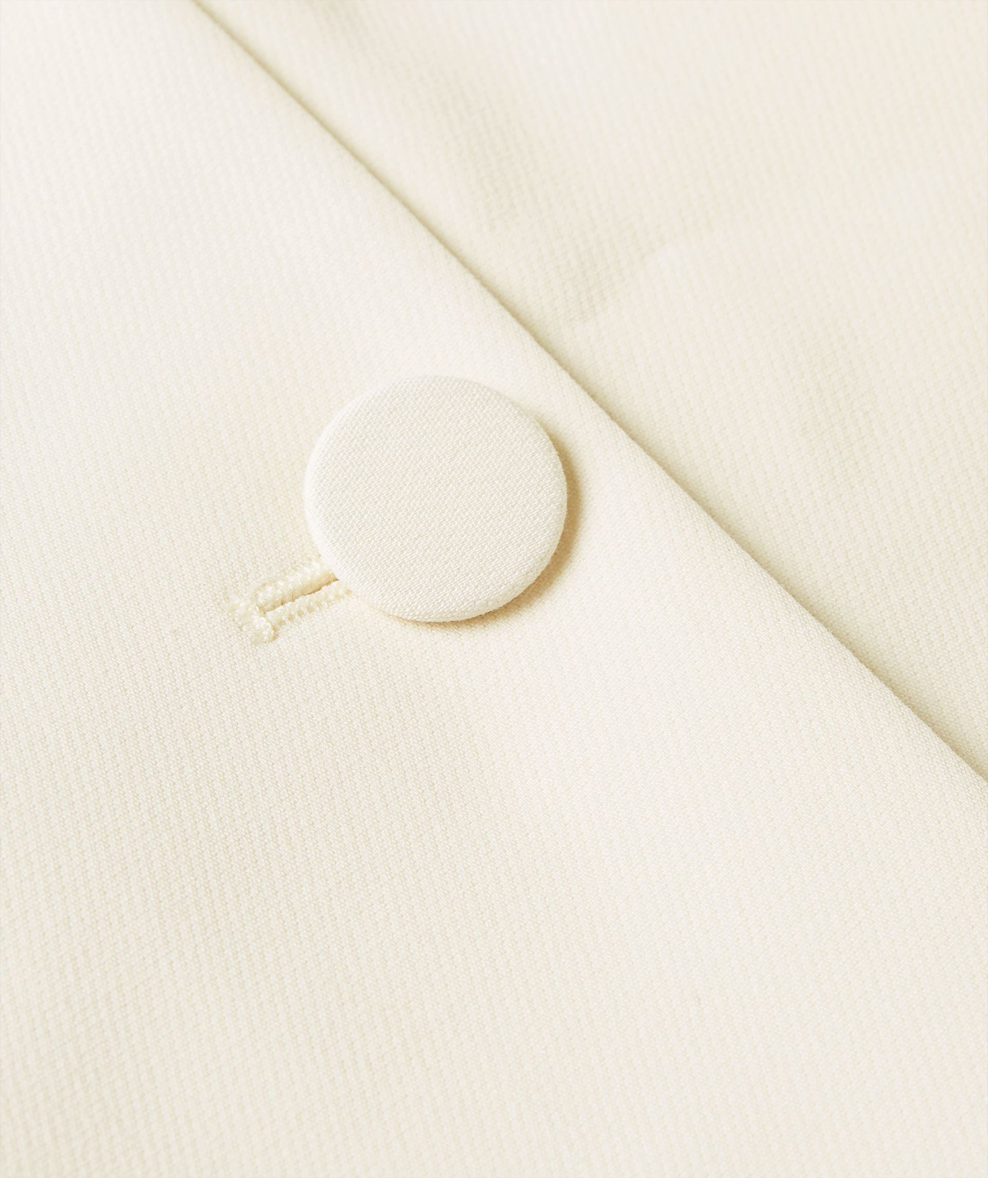 Josh V Dillen – Creme White hochwertiger Damenblazer, Detailansicht des stoffbezogenen Knopfes