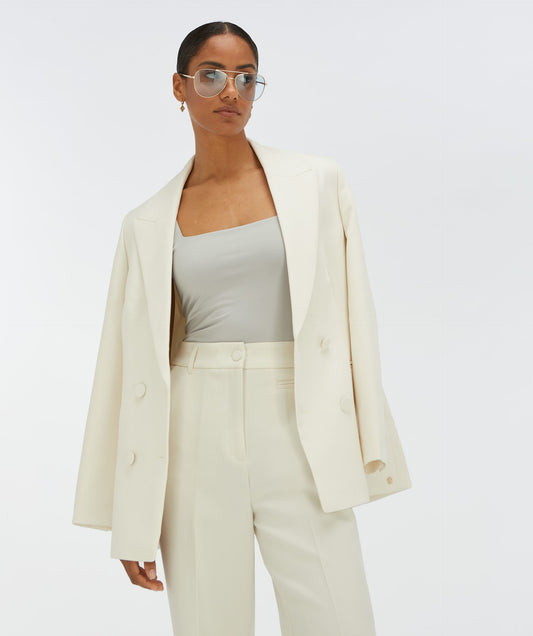 Josh V Dillen – Creme White moderner Damenblazer in Cremeweiß, offen getragen mit Stoffhose