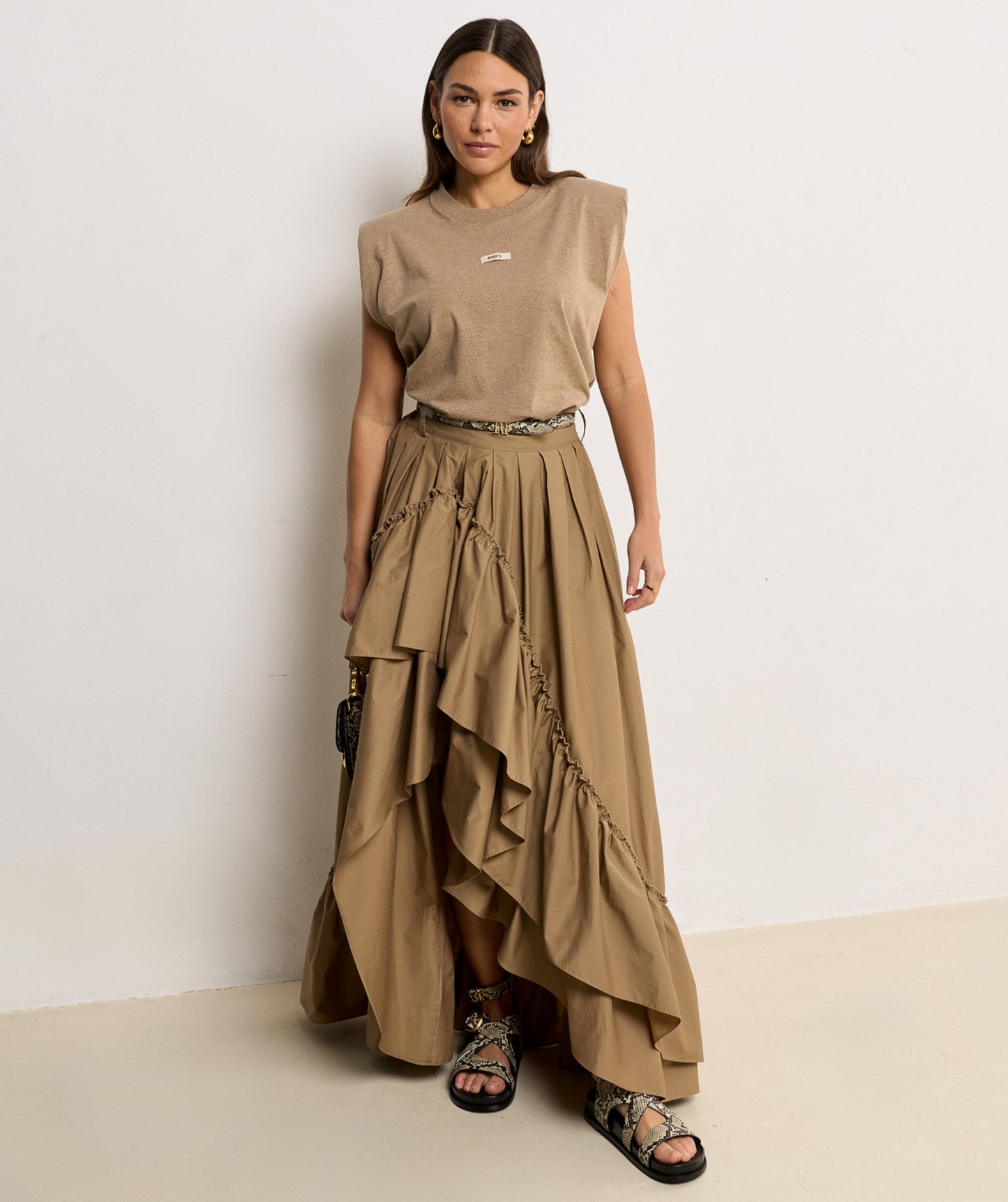 Frontansicht des Josh V Sue - Light Khaki Melange Tops mit Schulterpolstern kombiniert mit Rock in einem eleganten Outfit
