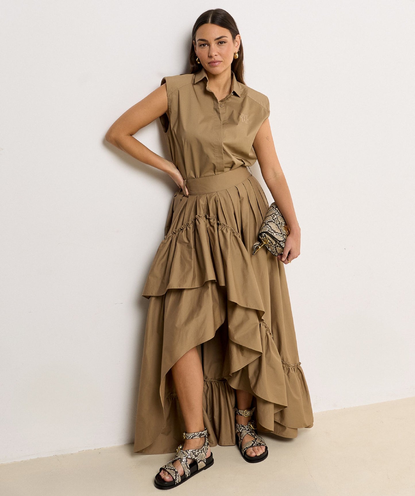 Frontansicht des Josh V Tarrant - Light Khaki Rocks mit asymmetrischen Rüschen kombiniert mit Bluse im eleganten Outfit