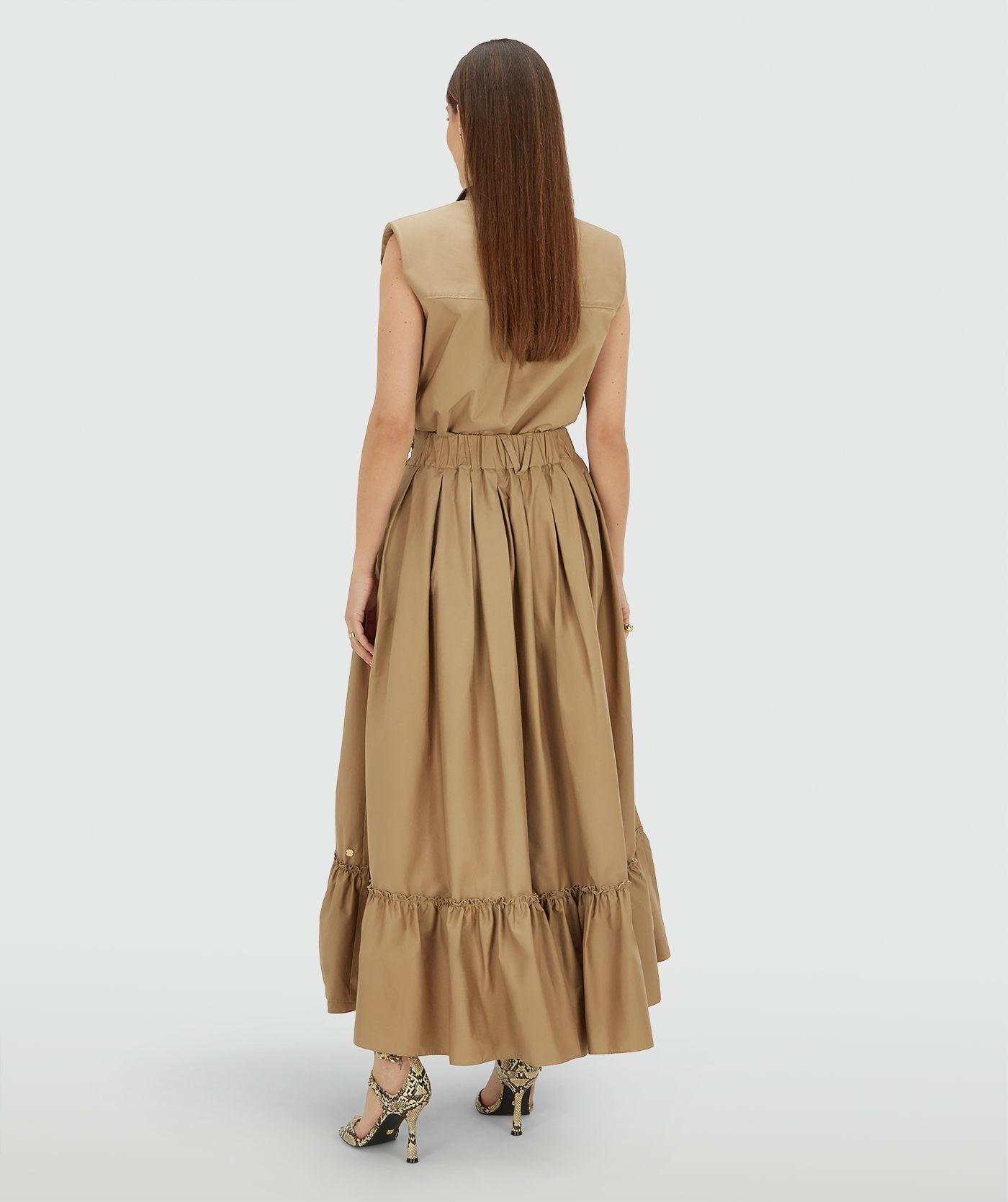 Rückansicht des Josh V Tarrant - Light Khaki Maxirocks mit elastischem Bund und fließender Silhouette