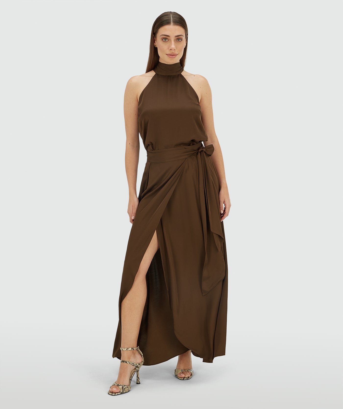 Josh V Yamicia - Brown elegantes Maxikleid mit Halterneck, Taillenband und seitlichem Schlitz in Frontansicht