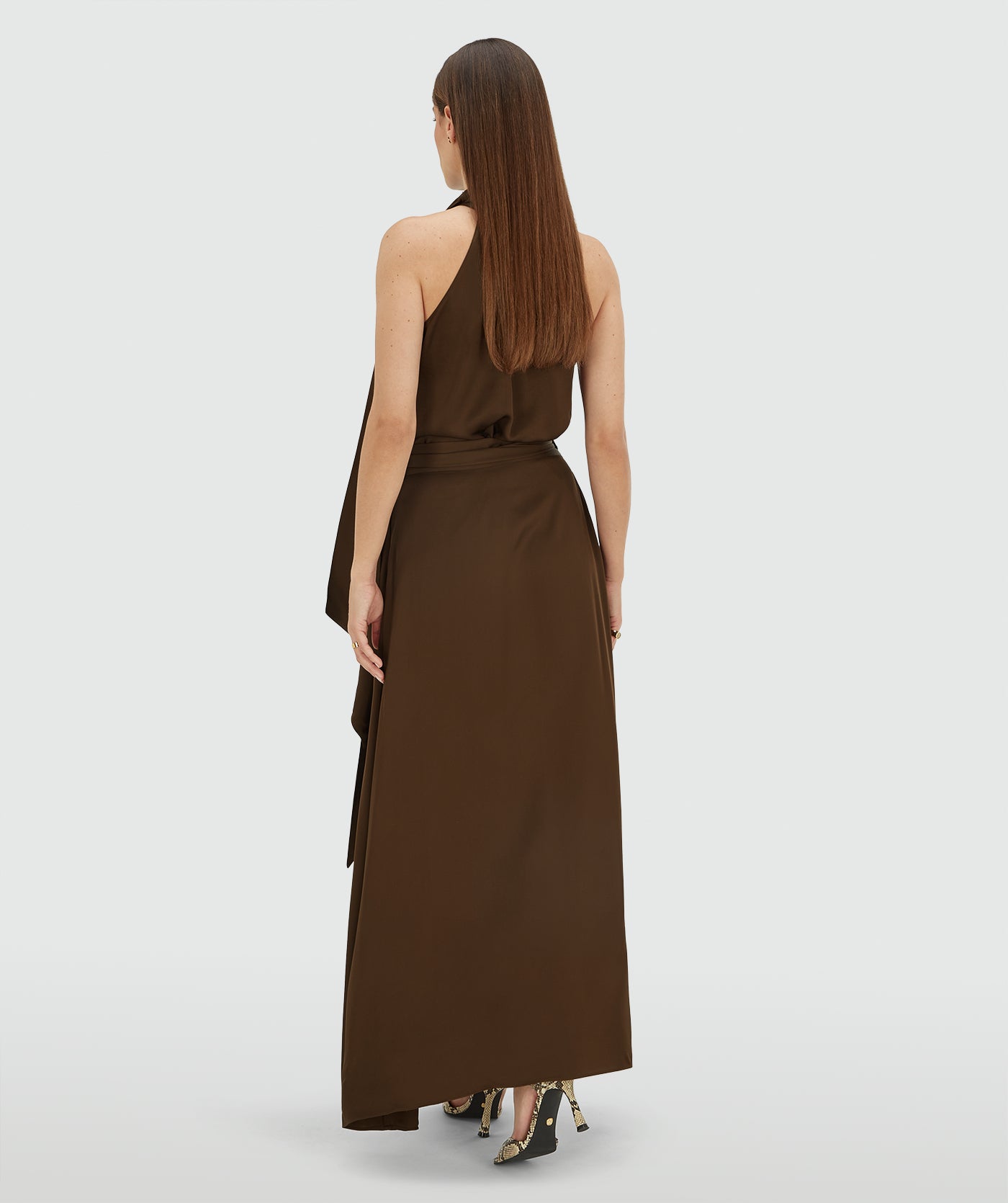 Josh V Yamicia - Brown elegantes Maxikleid für Damen in Rückansicht mit fließendem Stoff und Halterneck-Design