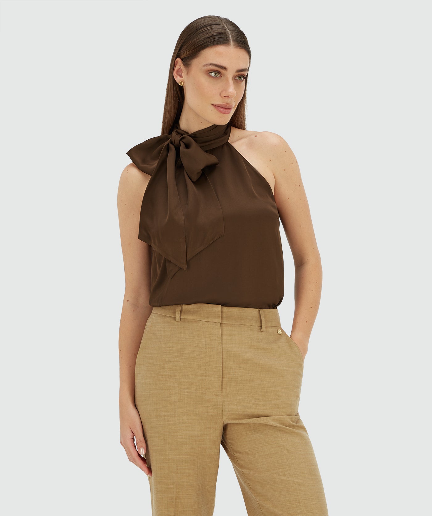 Josh V Yaniek - Brown elegantes Top mit Schalkragen und Schleife vorne in glänzender, fließender Qualität