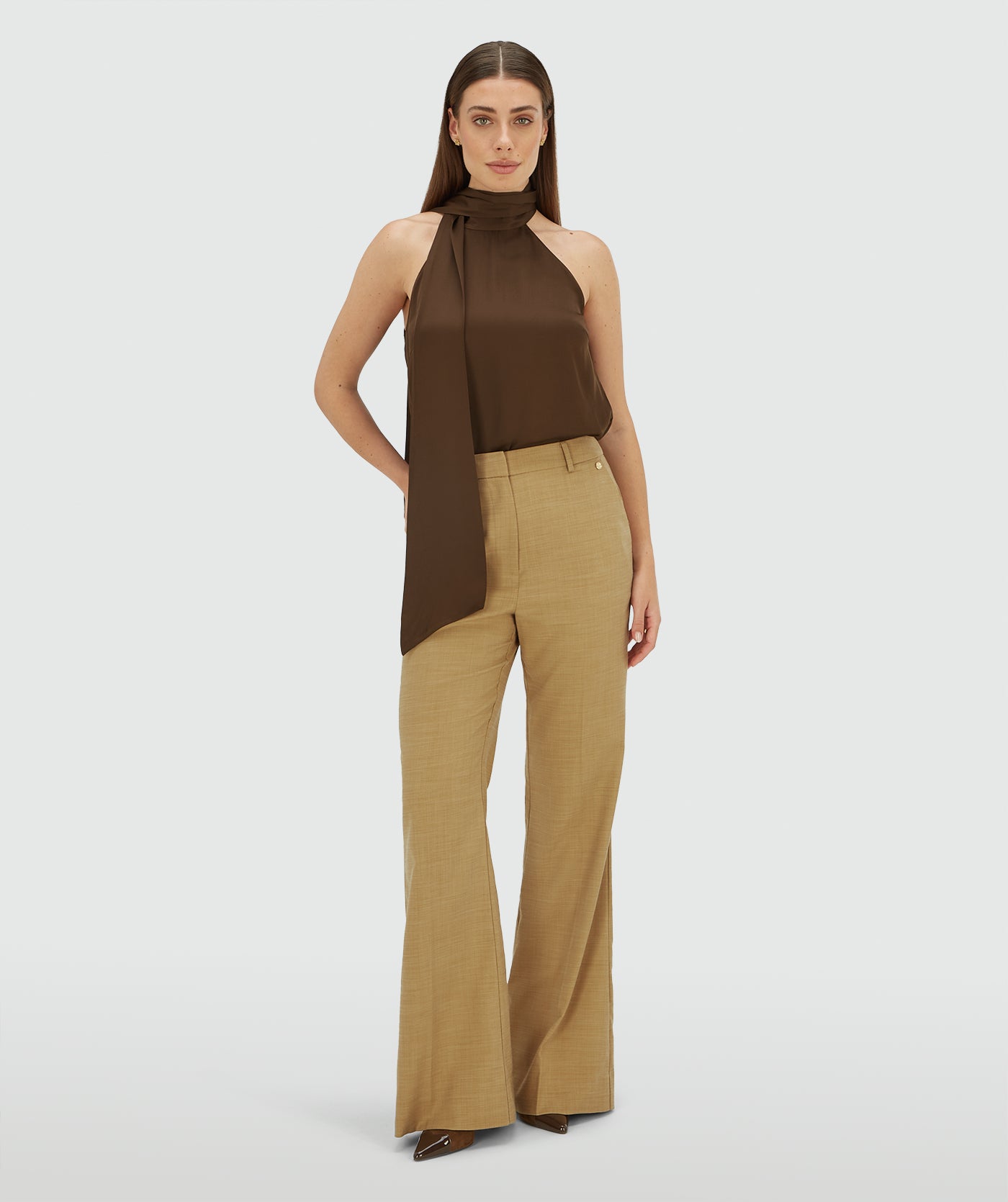 Josh V Yaniek - Brown ärmelloses Top kombiniert mit weiter Stoffhose für einen eleganten und modernen Look