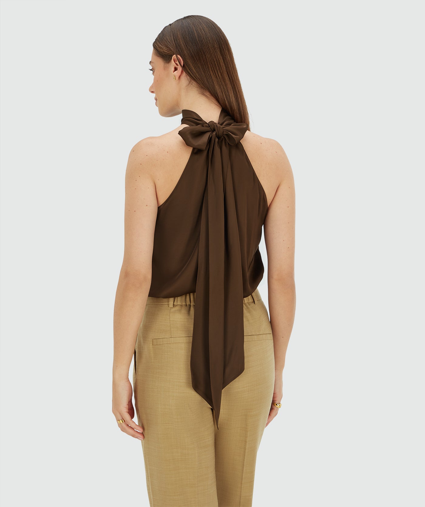 Josh V Yaniek - Brown Top Rückansicht mit elegantem Schleifendetail am Nacken und fließender Silhouette