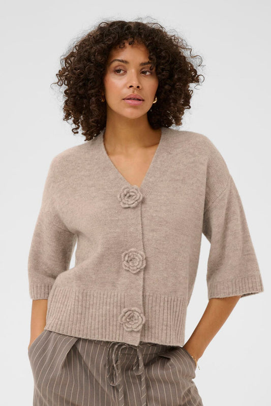 Kaffe Rosie Cardigan – Feather Gray Melange Detailansicht mit V-Ausschnitt und dekorativen Blumenknöpfen auf der Vorderseite