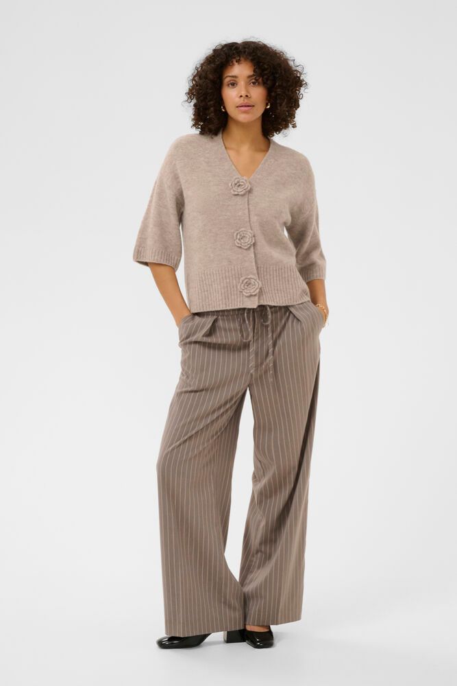 Kaffe Rosie Cardigan – Feather Gray Melange als komplette Outfitansicht, eleganter Kurzcardigan kombiniert mit Stoffhose