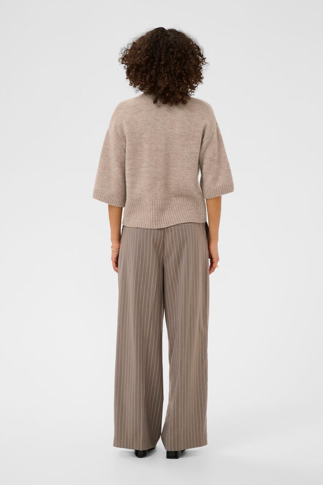 Kaffe Rosie Cardigan – Feather Gray Melange in der Rückansicht, kurzer Strickcardigan mit halblangen Ärmeln und geradem Schnitt