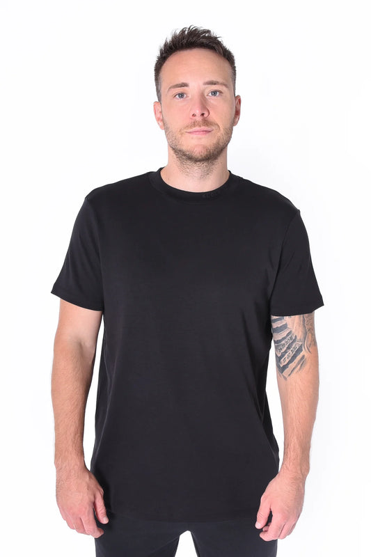 Modell trägt das Kleinigkeit Bastian Feinsteiger - Black T-Shirt in Vorderansicht – minimalistisches schwarzes Herren T-Shirt mit hohem Kragen und Ton-in-Ton Stickerei