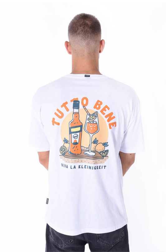 Rückansicht des T-Shirts Kleinigkeit Bois Big Tutto Bene - White mit farbenfrohem „Tutto Bene“ Rückendruck und Viva La Kleinigkeit Schriftzug