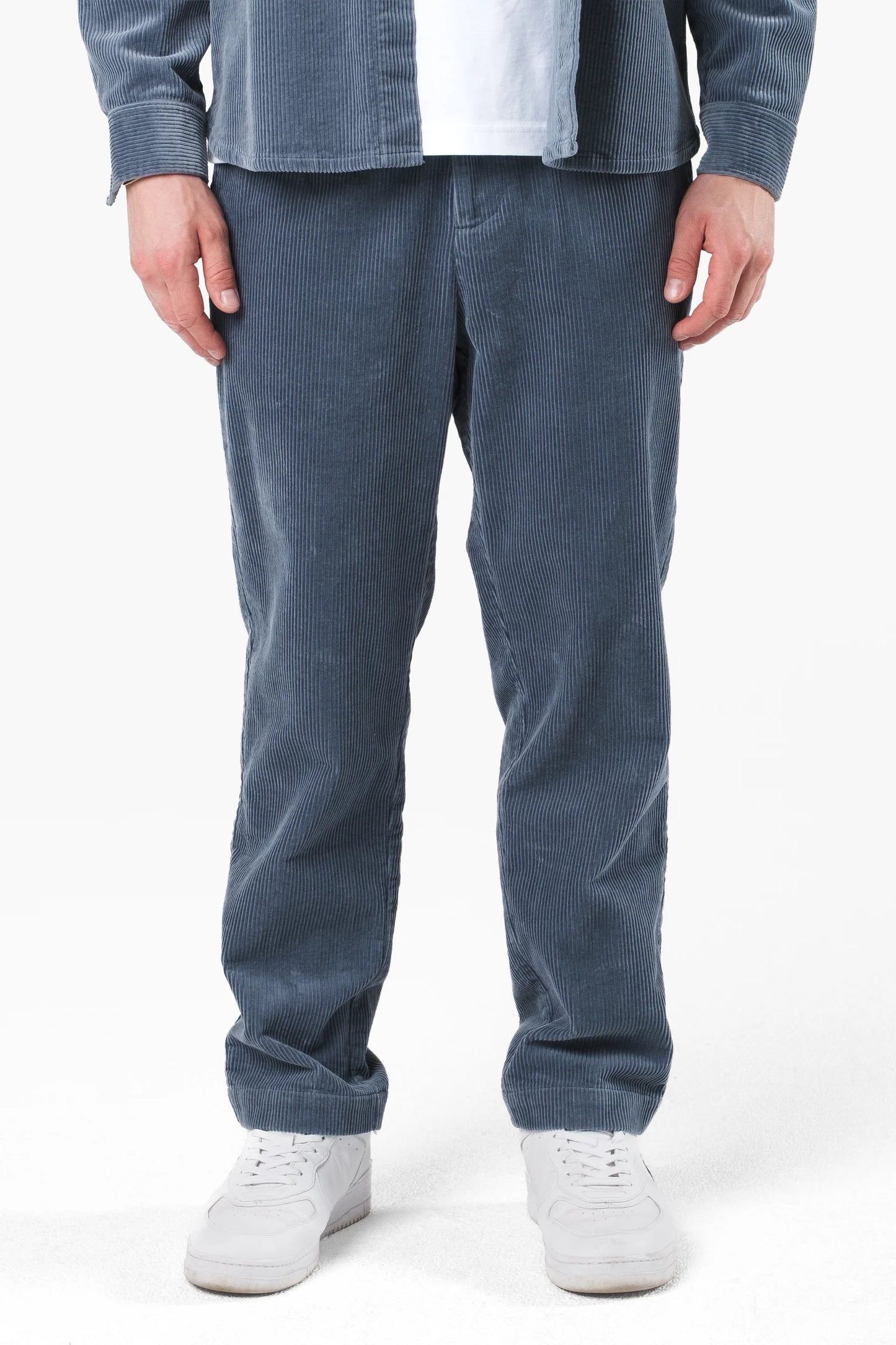 Vorderansicht Kleinigkeit Cord Cobain Pant Storm Blue Herren Cordhose in Blau mit geradem Schnitt
