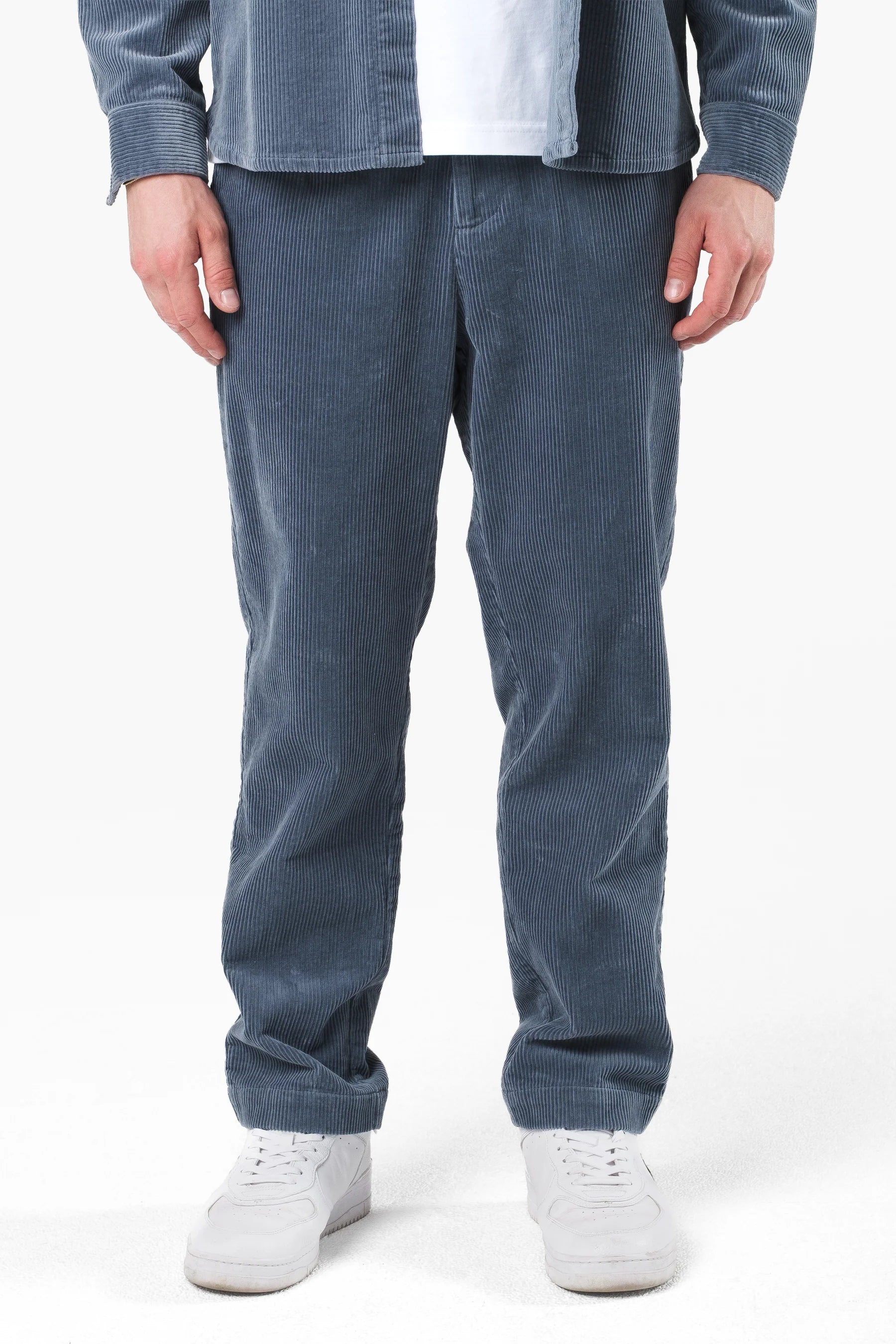 Vorderansicht Kleinigkeit Cord Cobain Pant Storm Blue Herren Cordhose in Blau mit geradem Schnitt