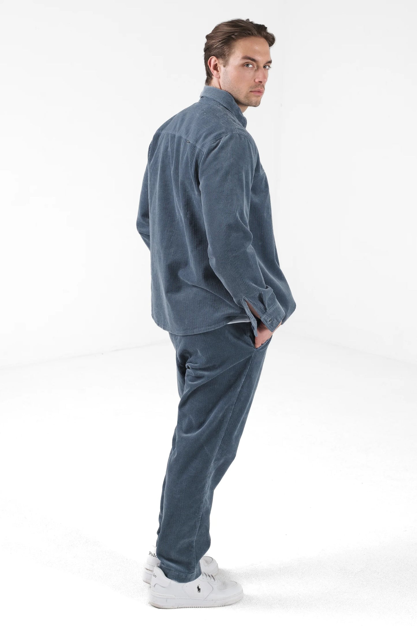 Rückansicht des Kleinigkeit Cord Cobain Storm Blue Cordhemds, lässig kombiniert als Outfit