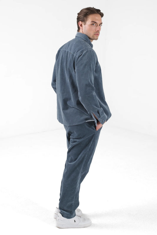 Rückansicht des Kleinigkeit Cord Cobain Storm Blue Cordhemds, lässig kombiniert als Outfit