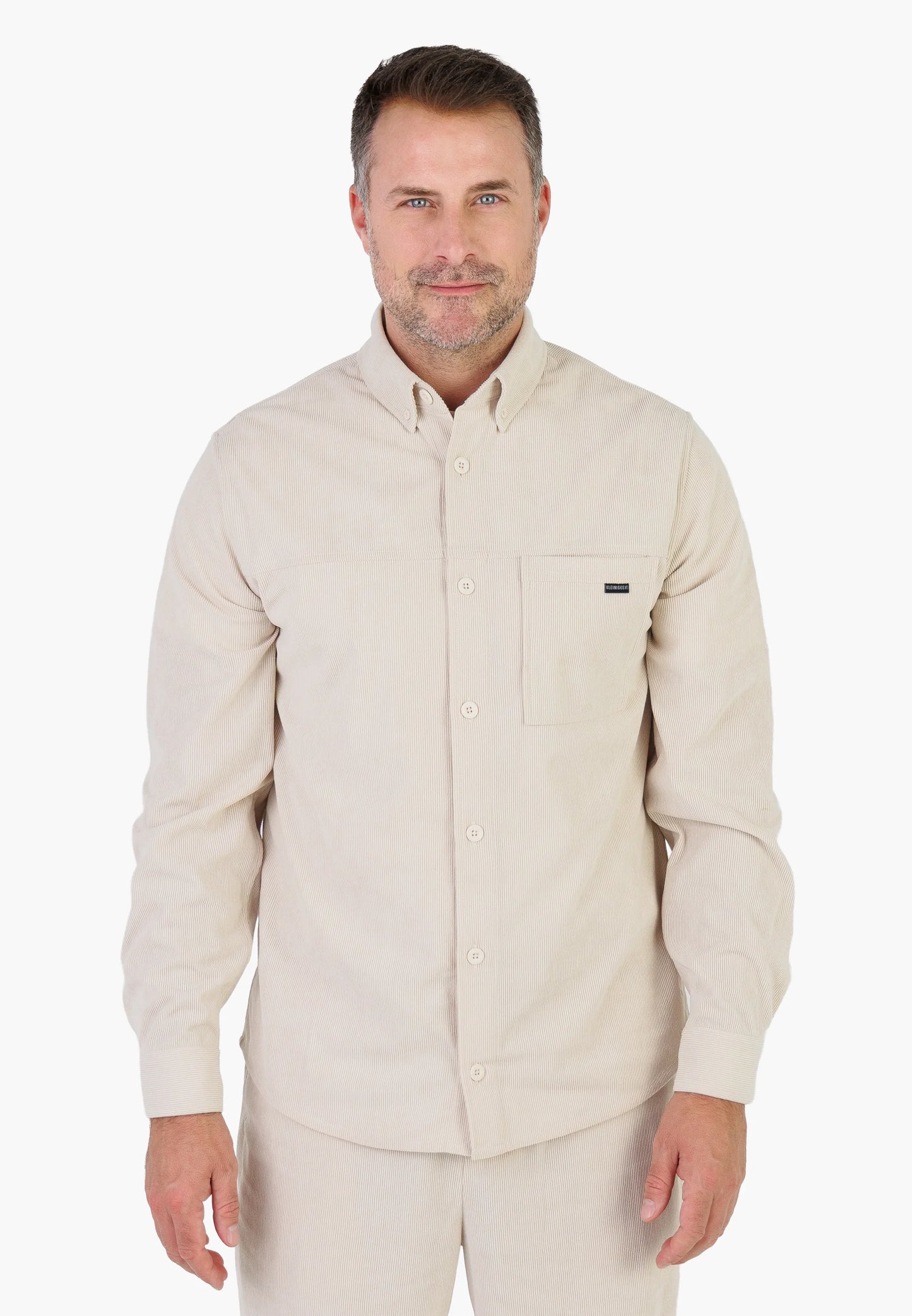Vorderansicht des Kleinigkeit Cordplay Shirt - Frappe aus feinem Cord mit Brusttasche und klassischem Button-Down-Kragen.