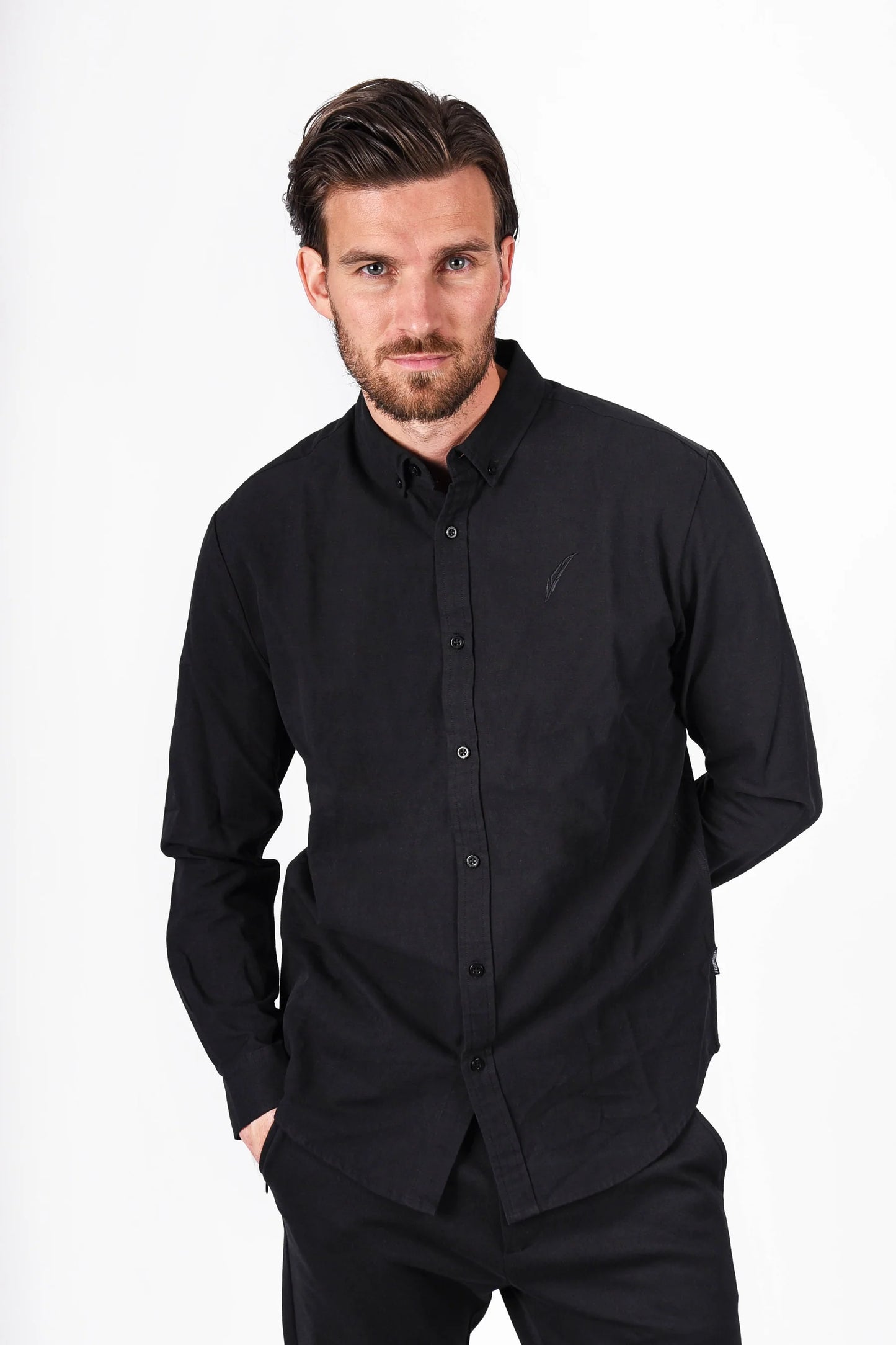 Kleinigkeit David Beckhemd Black in Vorderansicht – schwarzes Hemd mit Button-Down-Kragen und gestickter Feder-Details