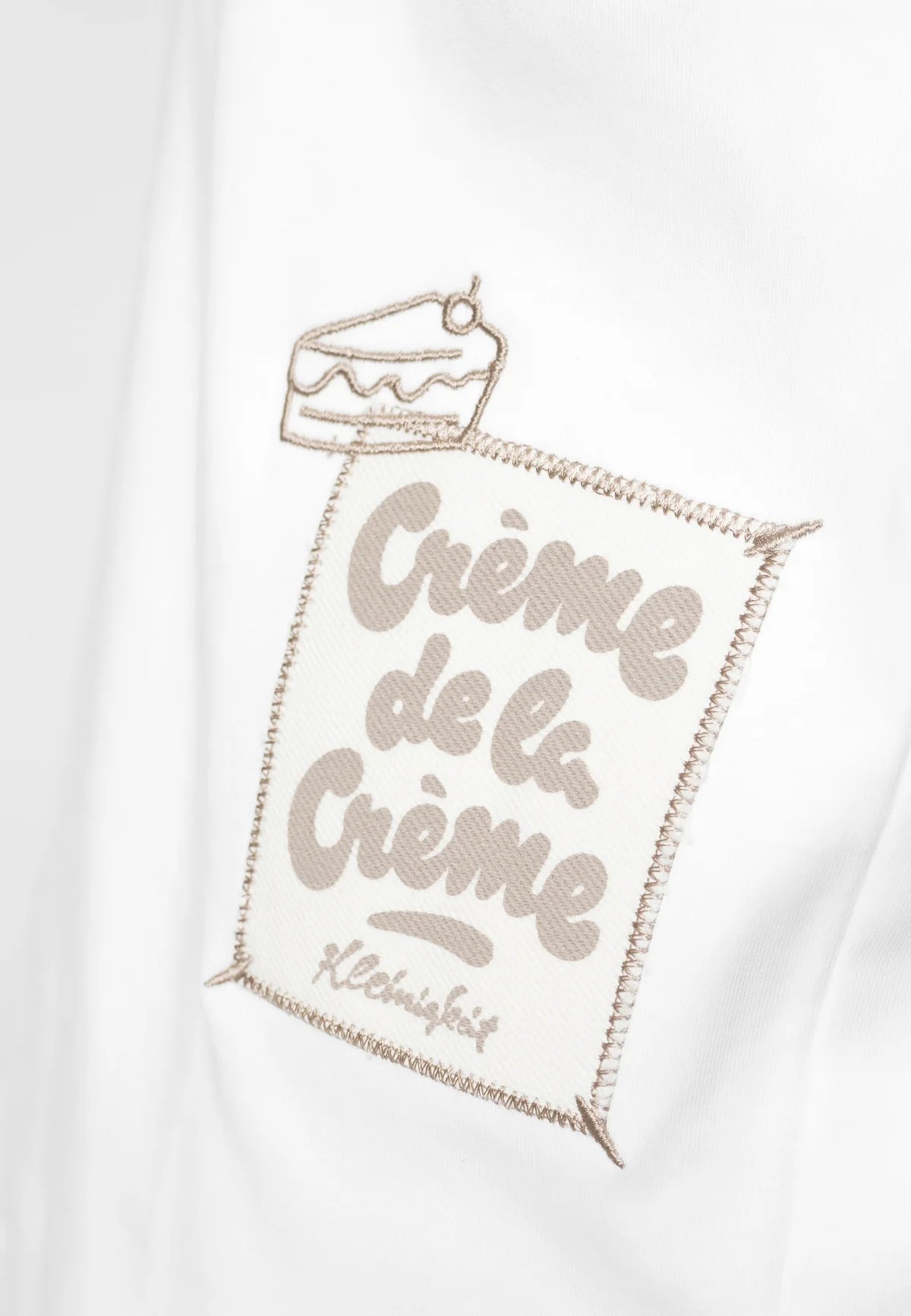 Kleinigkeit Patch De La Creme T-Shirt in Offwhite – Detailansicht des Crème de la Crème Patches