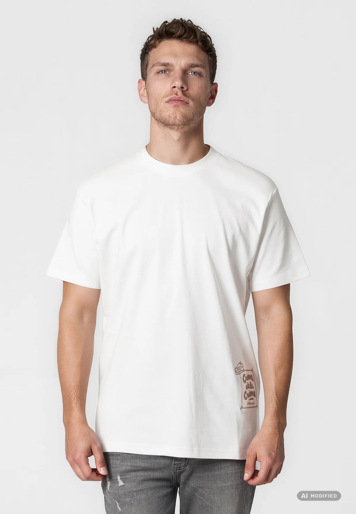 Kleinigkeit Patch De La Creme T-Shirt in Offwhite – Herren T-Shirt im lässigen Fit mit seitlichem Logo-Patch