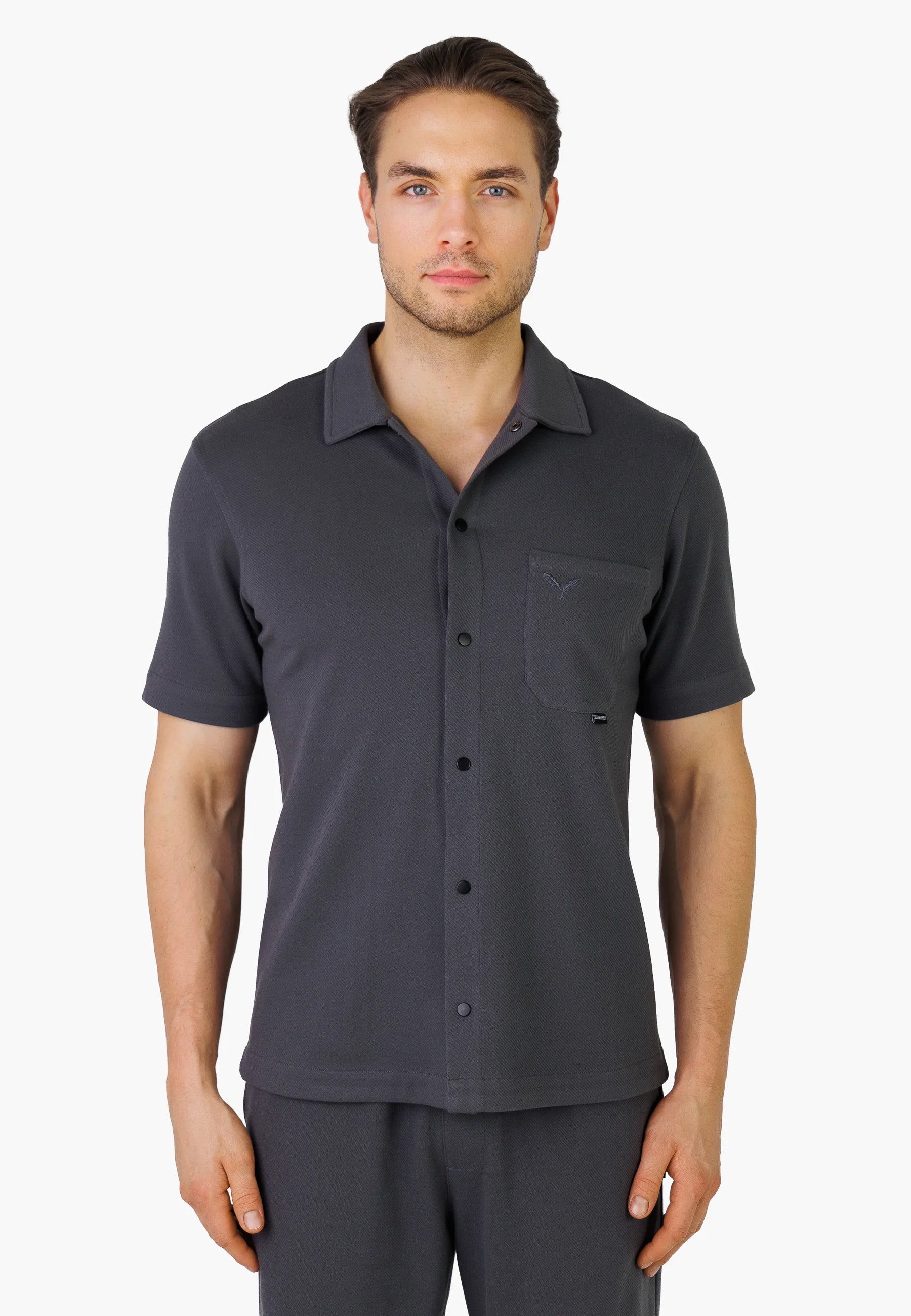 Vorderansicht des Kleinigkeit Relaxel Schulz Shirt - Asphalt Grey mit kurzem Arm, Druckknopf-Leiste und Brusttasche.