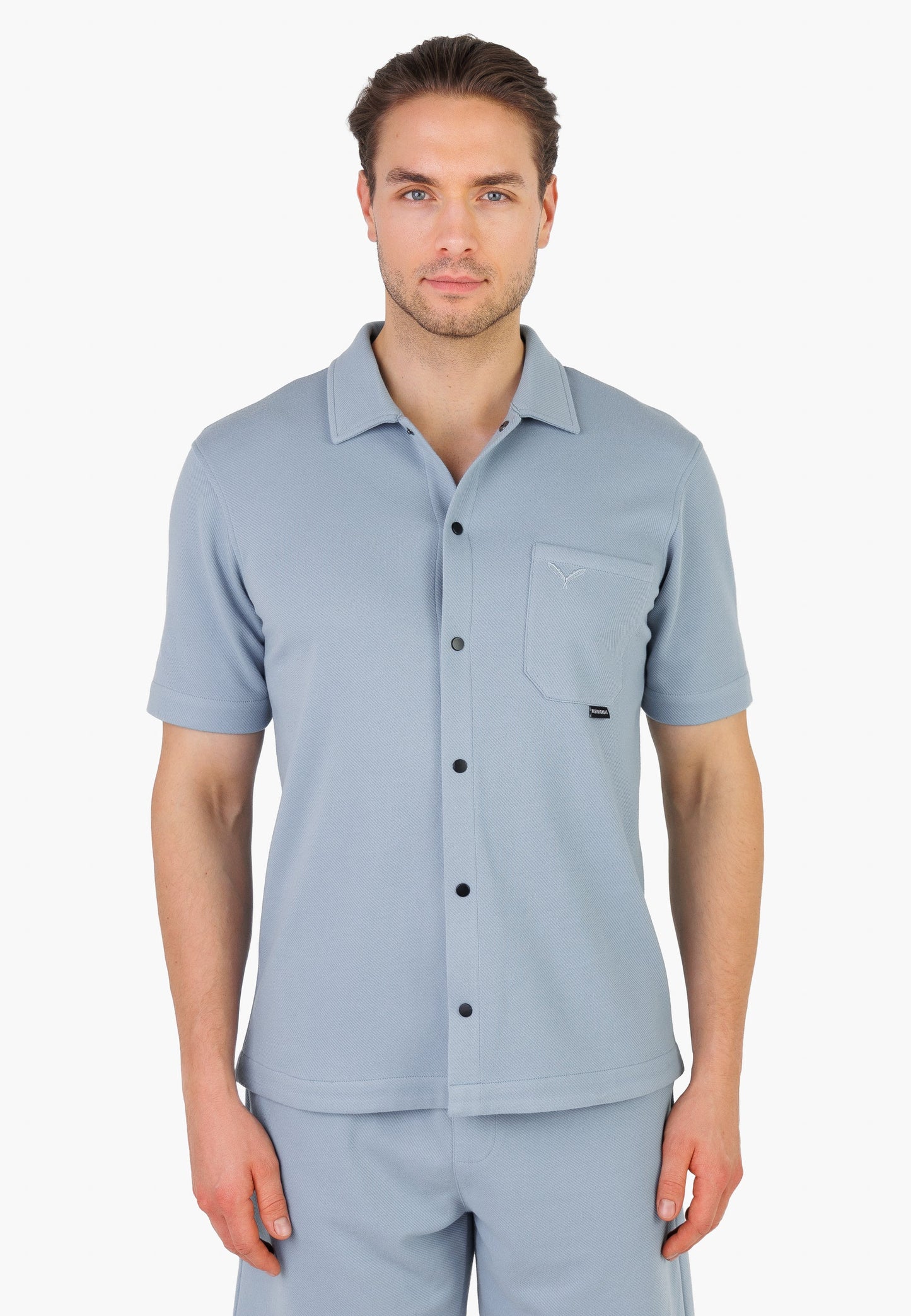 Vorderansicht des Kleinigkeit Relaxel Schulz Shirt - Breeze Blue mit kurzem Arm, Brusttasche und sportivem Hemdkragen.