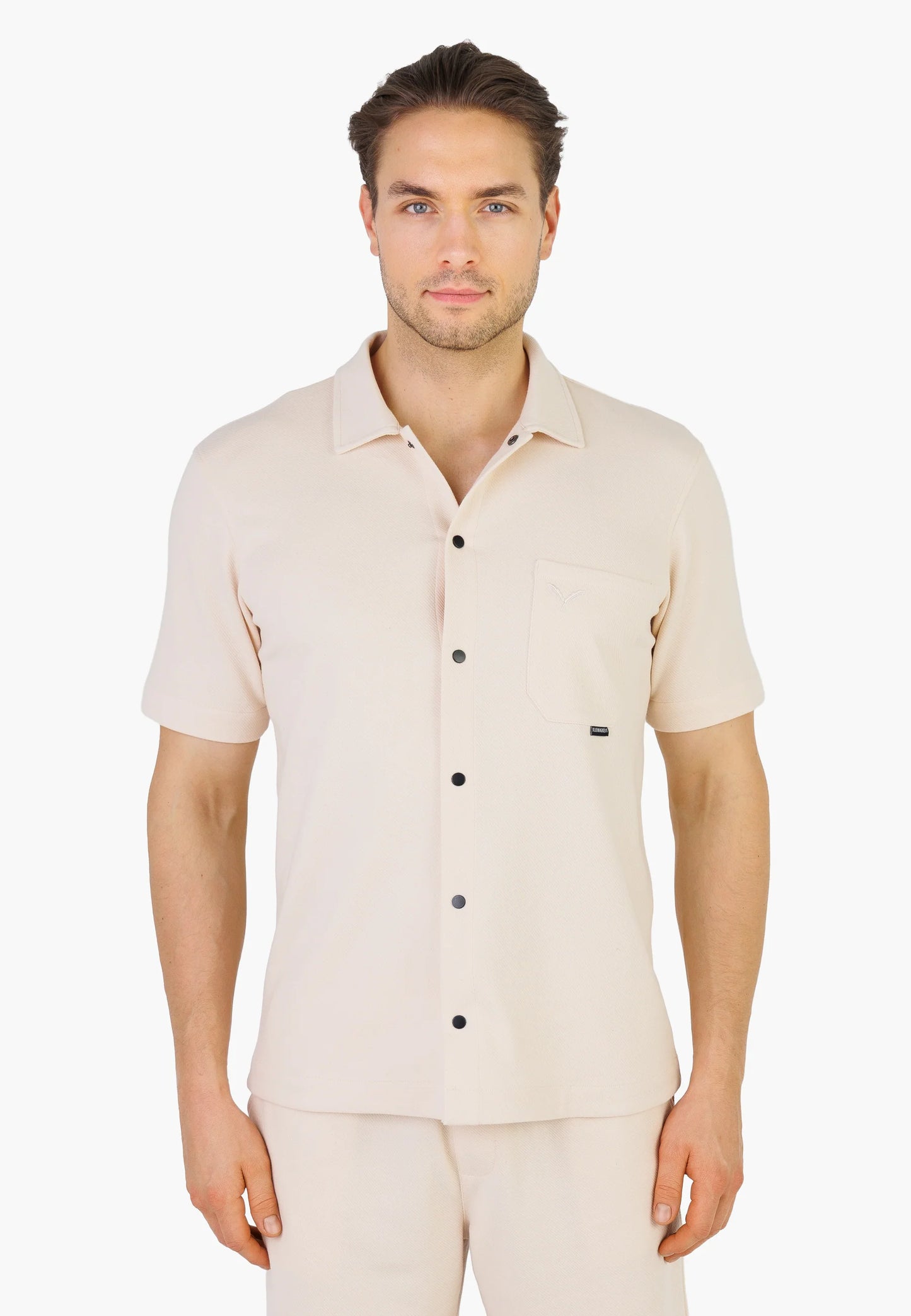 Vorderansicht des Kleinigkeit Relaxel Schulz Shirt - Frappe mit kurzem Arm, Brusttasche und modernem, lässigem Schnitt.