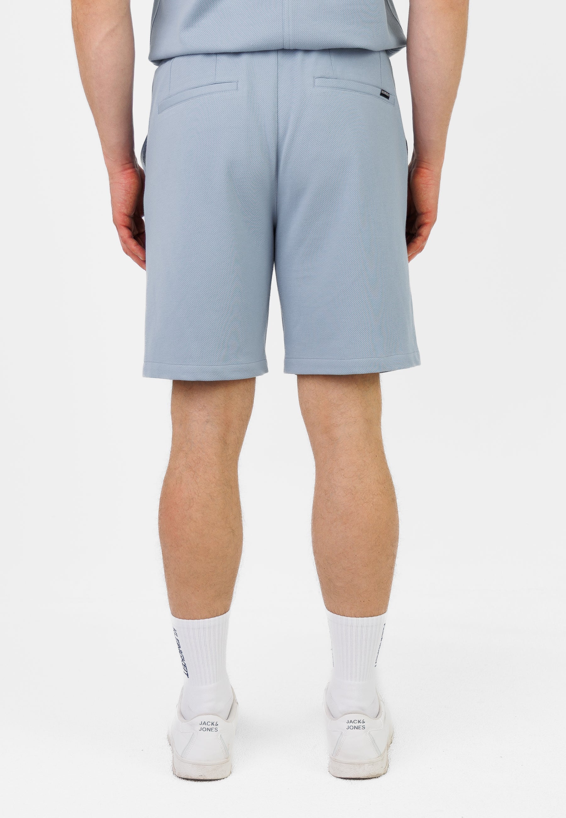 Rückansicht der Kleinigkeit Relaxel Schulz Shorts - Breeze Blue mit Gesäßtaschen und minimalistischem Design.