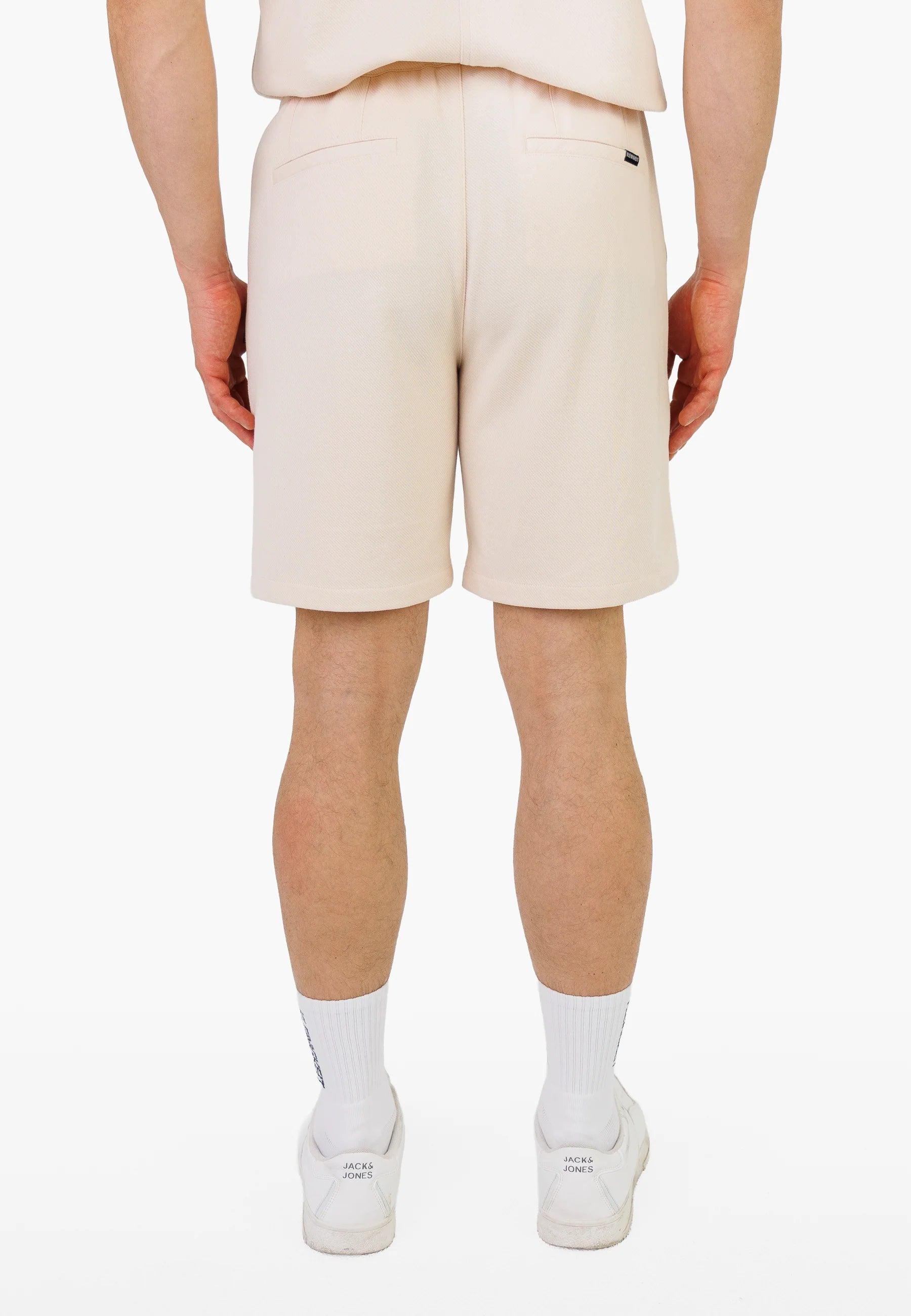 Rückansicht der Kleinigkeit Relaxel Schulz Shorts - Frappe mit Gesäßtasche und strukturierter Oberfläche.