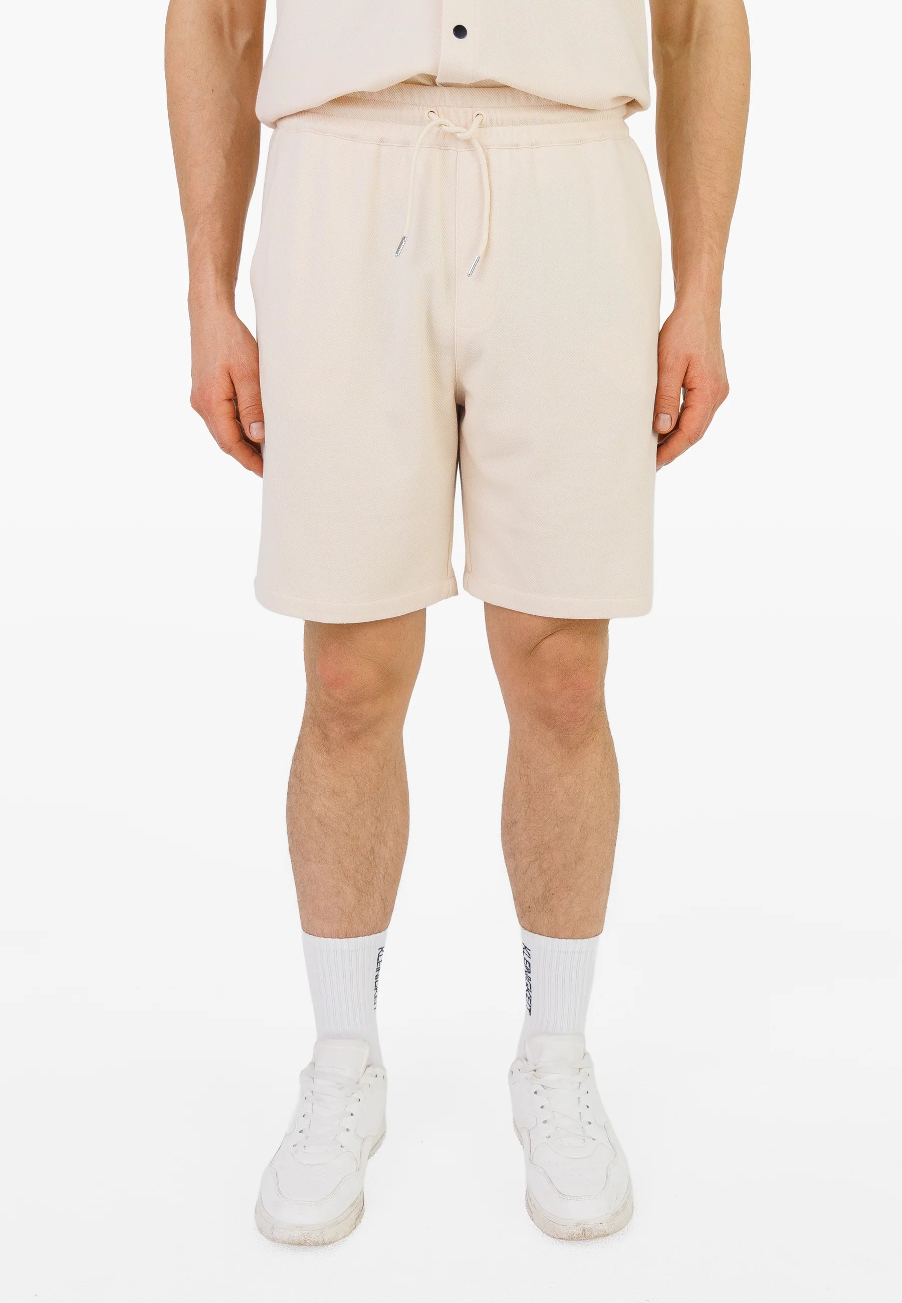Vorderansicht der Kleinigkeit Relaxel Schulz Shorts - Frappe mit elastischem Bund, Kordelzug und modernem, lässigem Schnitt.