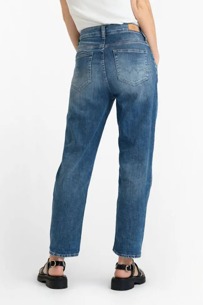 Rückansicht der Le Temps Des Cerises 400/60 High Waist Girlfriend Jeans in Thil Blue mit Gesäßtaschen