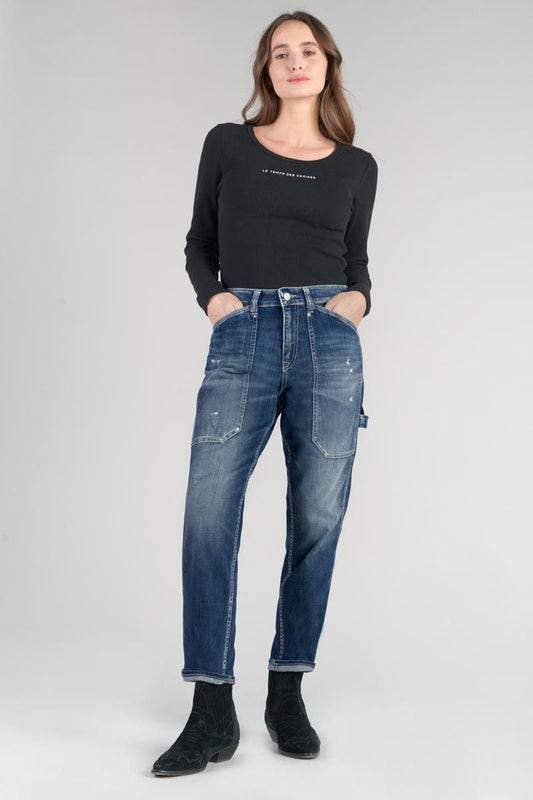 Gesamtansicht der Le Temps des Cerises 400/60 Union - HW Girlfriend Jeans in Destroy Blue N3 getragen von einem Model mit schwarzem Longsleeve