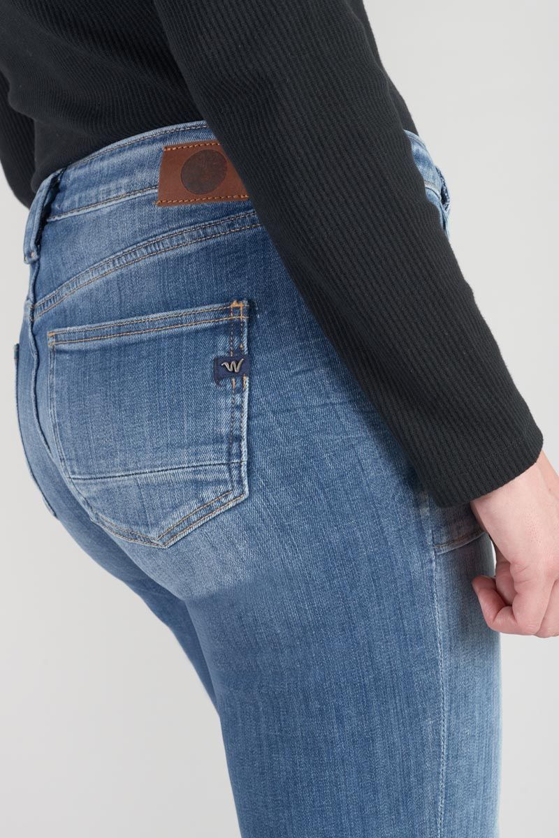 Detailansicht der Gesäßtasche der Le Temps des Cerises Flare Jeans – Mid Waist Flared – Vintage Blue N4