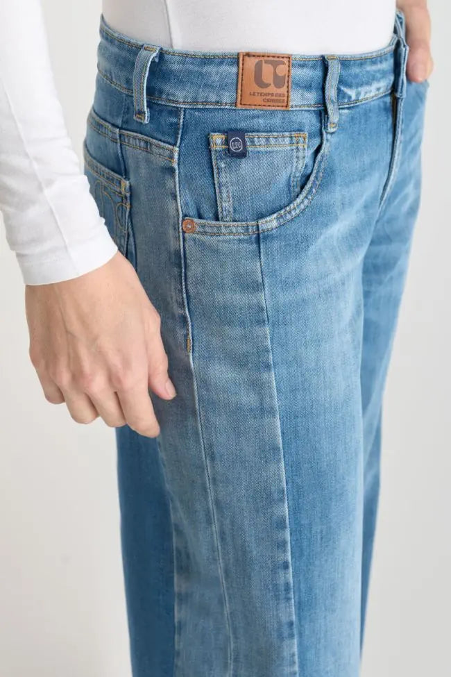 Detailaufnahme des Bundes und der Taschen der Le Temps Des Cerises Lauryn Mid Waist Wide Leg Jeans in Aix Blue N4.