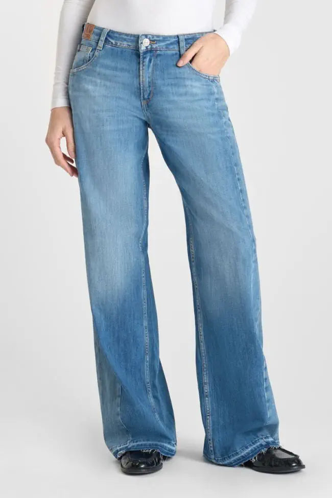 Frontansicht der Le Temps Des Cerises Lauryn Mid Waist Wide Leg Jeans in Aix Blue N4 mit klassischem Five-Pocket-Design.