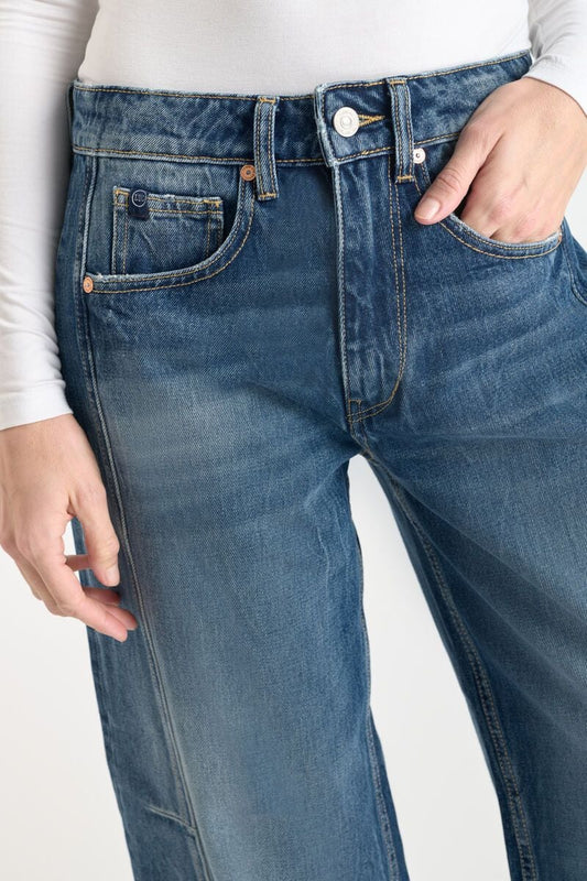 Detailansicht der Vorderseite der Jeans Le Temps des Cerises Leal - Mid Waist Loose - Leal Blue N3 mit Fokus auf Bund und Taschen