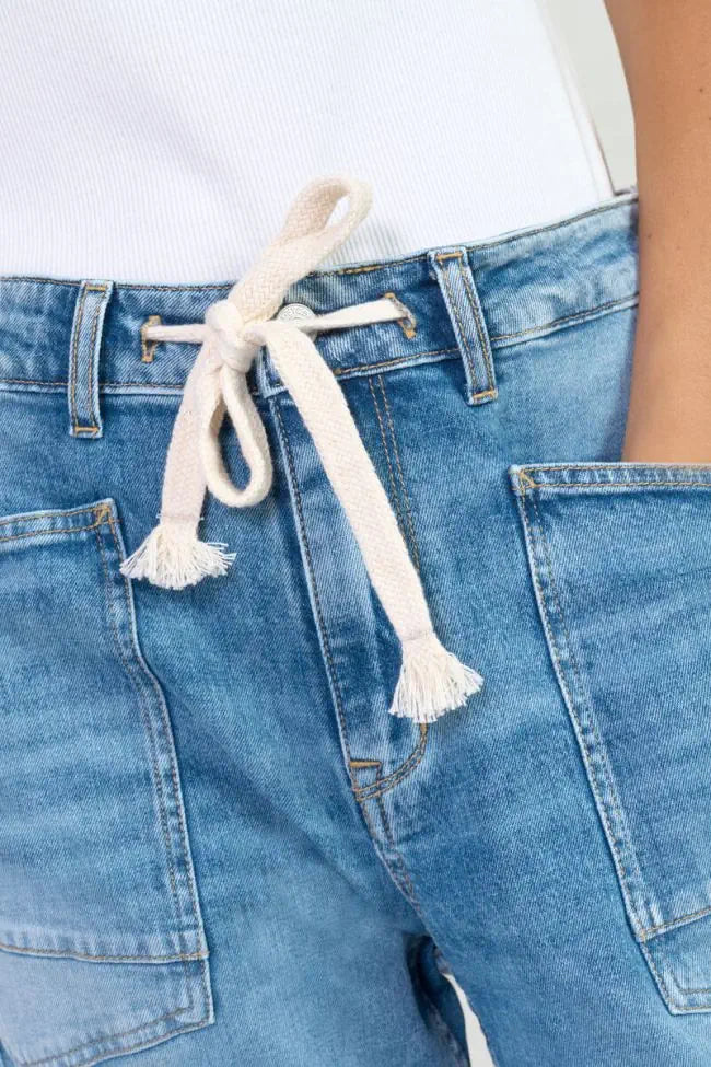 Detailansicht der Le Temps Des Cerises Madie - High Waist Barrel - Blue N4 mit Kordelzug am Bund und Denimstruktur