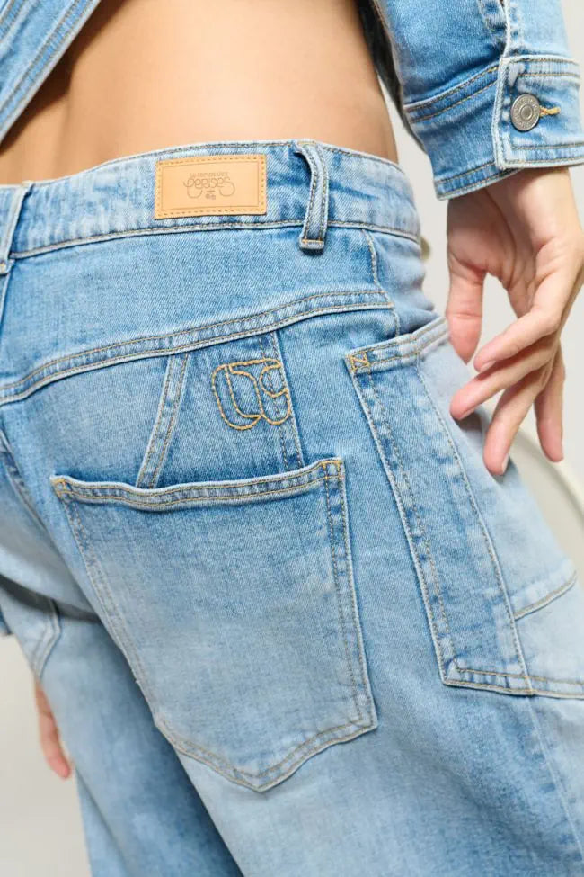 Gesäßtaschen der Le Temps Des Cerises Madie - High Waist Barrel - Blue N4 mit charakteristischer Monogramm-Steppnaht