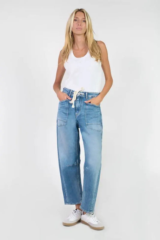 Gestylter Look der Le Temps Des Cerises Madie - High Waist Barrel - Blue N4 Jeans mit lockerem Schnitt und modernem Denim-Waschung