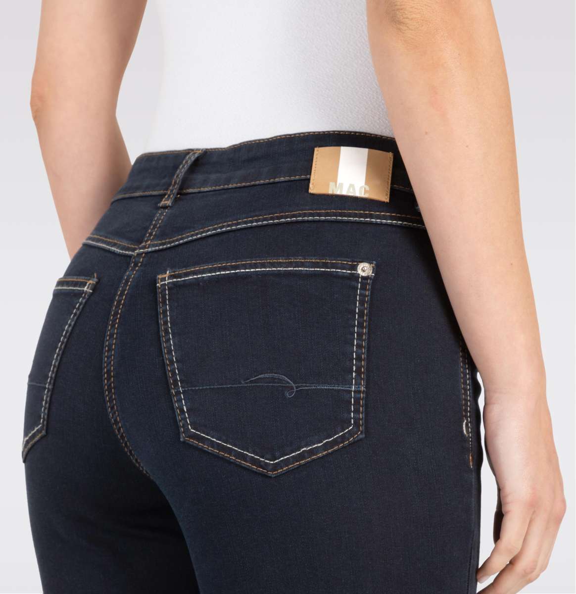 Nahaufnahme der Gesäßtasche der MAC Angela Slim Jeans in der Farbe Dark Rinsewash. Die präzisen Naht-Details und die hochwertige Verarbeitung unterstreichen den eleganten Look dieser Slim-Fit-Jeans.