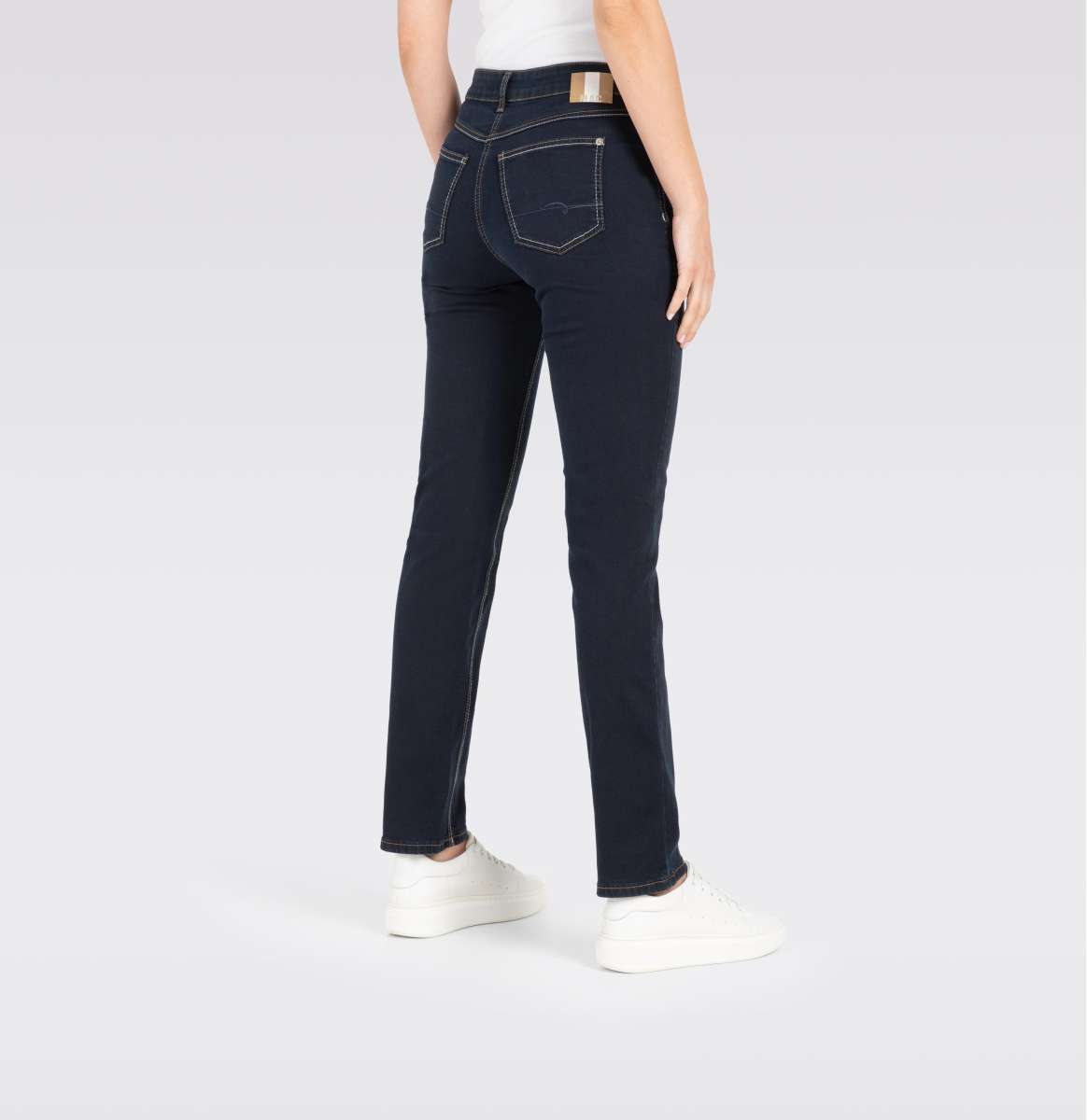 Rückansicht der MAC Angela Slim Jeans in der Farbe Dark Rinsewash. Die schlanke Passform und das gerade Bein sorgen für einen modernen, figurschmeichelnden Look.