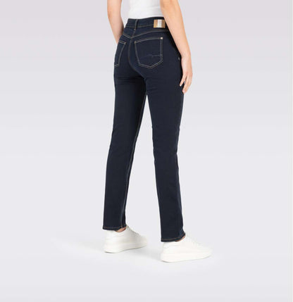 Rückansicht der MAC Angela Slim Jeans in der Farbe Dark Rinsewash. Die schlanke Passform und das gerade Bein sorgen für einen modernen, figurschmeichelnden Look.