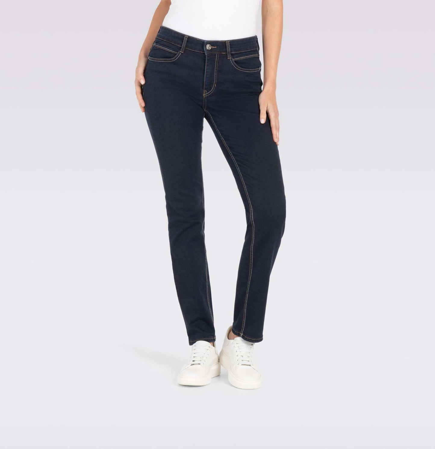 Vorderansicht der MAC Angela Slim Jeans in der Farbe Dark Rinsewash. Die Slim-Fit-Passform, kombiniert mit hochwertigem Stretch-Denim, bietet eine ideale Mischung aus Stil und Komfort.