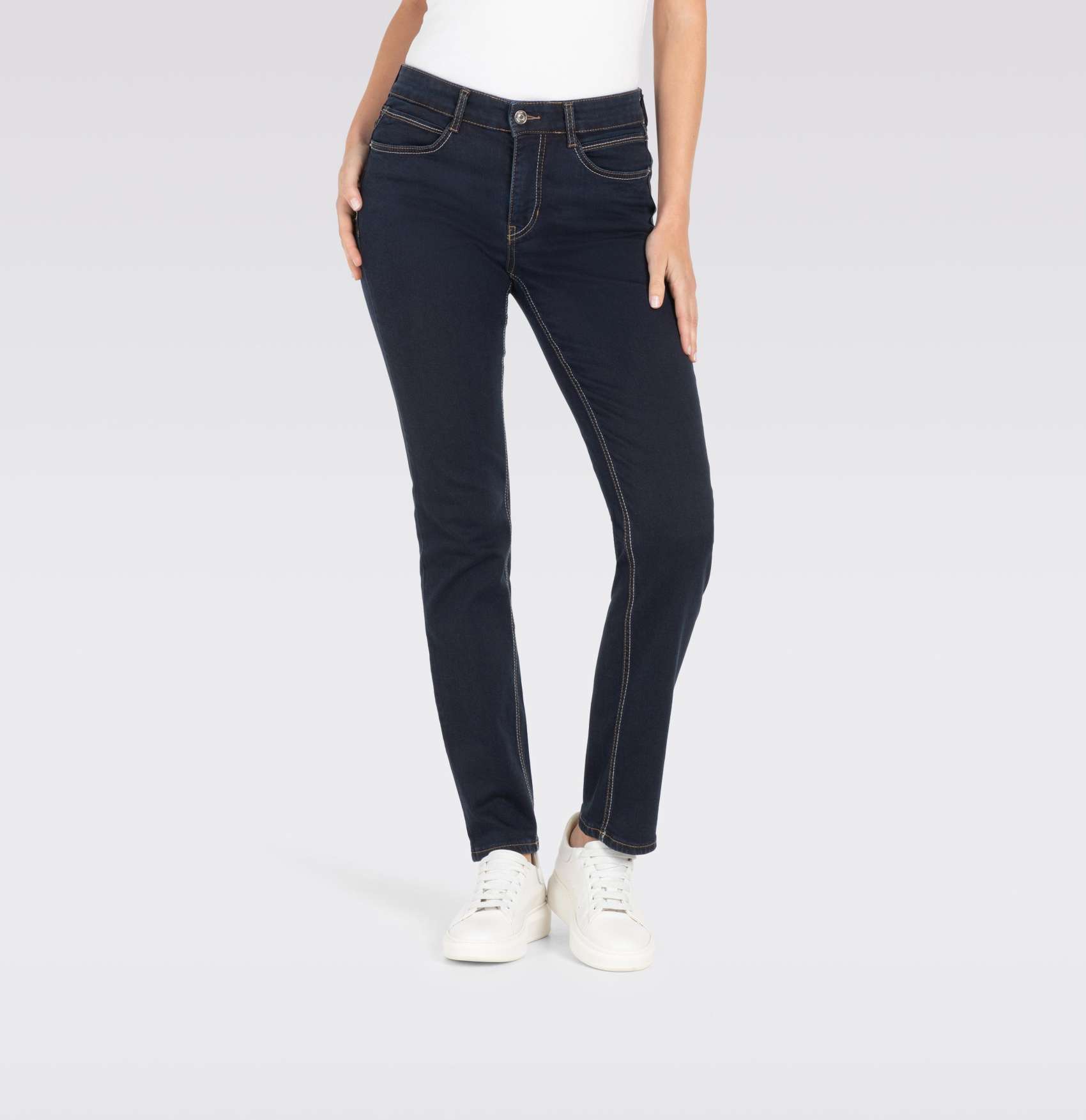 Vorderansicht der MAC Angela Slim Jeans in der Farbe Dark Rinsewash. Die Slim-Fit-Passform, kombiniert mit hochwertigem Stretch-Denim, bietet eine ideale Mischung aus Stil und Komfort.
