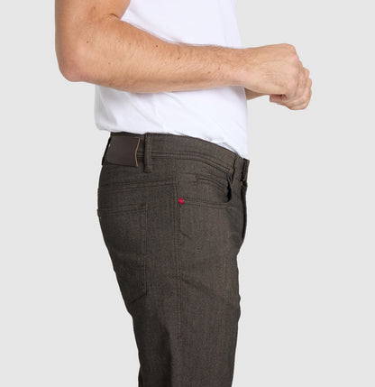 Mac Arne Straight Mahagony Brown – Detailaufnahme der Rückseite mit Gesäßtaschen, feiner Struktur und Mac Jeans Leder-Patch am Bund.