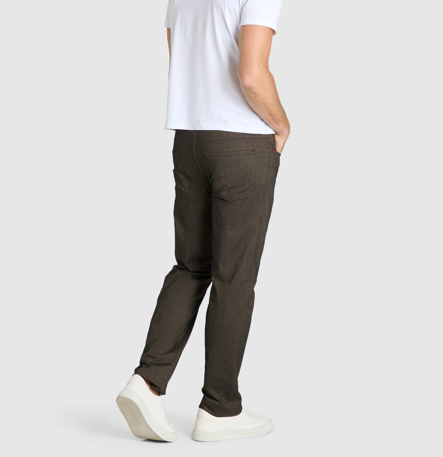 Mac Arne Straight Mahagony Brown – Seitenansicht der eleganten Hose in Mahagony-Braun mit moderner Passform und Five-Pocket-Design.