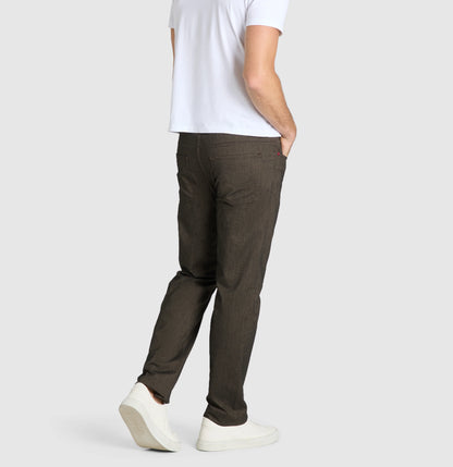 Mac Arne Straight Mahagony Brown – Seitenansicht der eleganten Hose in Mahagony-Braun mit moderner Passform und Five-Pocket-Design.