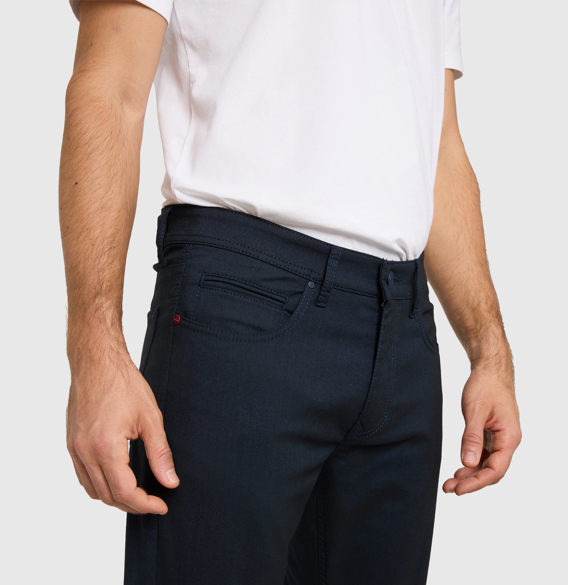 Mac Arne Straight Midnight Blue – Nahaufnahme der Frontpartie mit strukturierter Oberfläche, Taschen und eleganter Verarbeitung für einen modernen Business-Look.