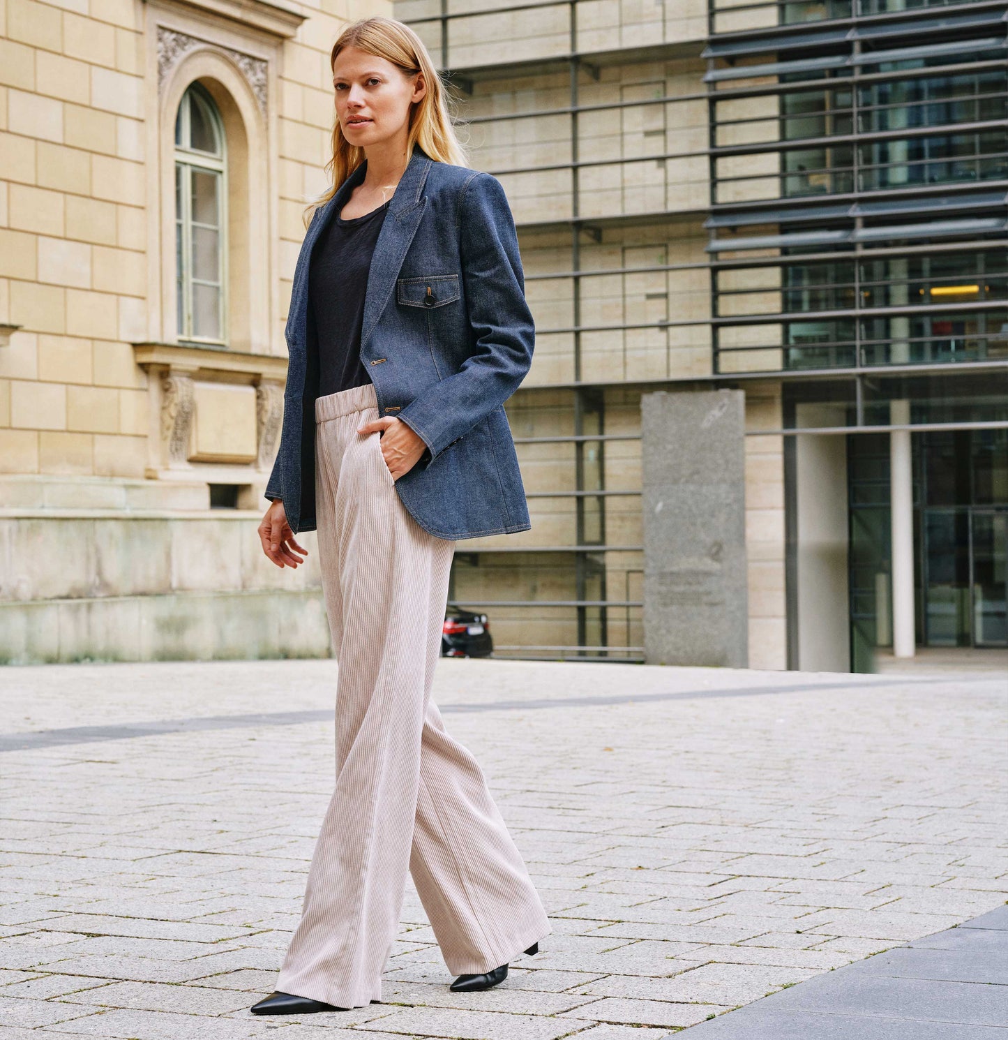 Mac Chiara Wide Leg Sand Beige – am Modell getragen, kombiniert mit Jeansblazer und schwarzen Schuhen für einen modernen City-Look.