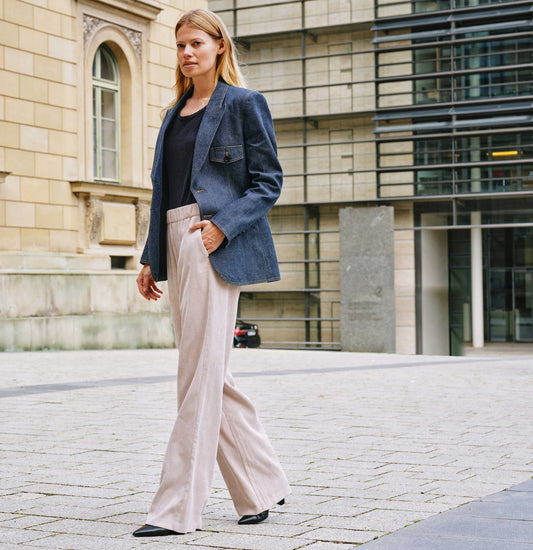 Mac Chiara Wide Leg Sand Beige – am Modell getragen, kombiniert mit Jeansblazer und schwarzen Schuhen für einen modernen City-Look.